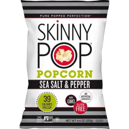 SkinnyPop Palomitas de maíz con sal marina y pimienta, sin gluten, sin OMG, bocadillos saludables de palomitas de maíz, Skinny Pop, bolsa de tamaño de comestibles de 4.4 onzas (paquete de 4)